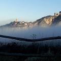 Il risveglio di San Leo fra le nuvole - foto di Daniele Suzzi