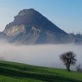 La nebbia che avanza sotto la Rocca di Maioletto - foto di Daniele Suzzi